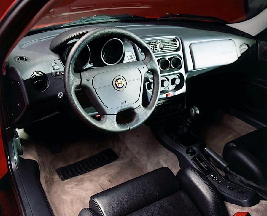 Торпедо Alfa Romeo GTV (916C) 1995 года  (WW) (фото 10 из 27)